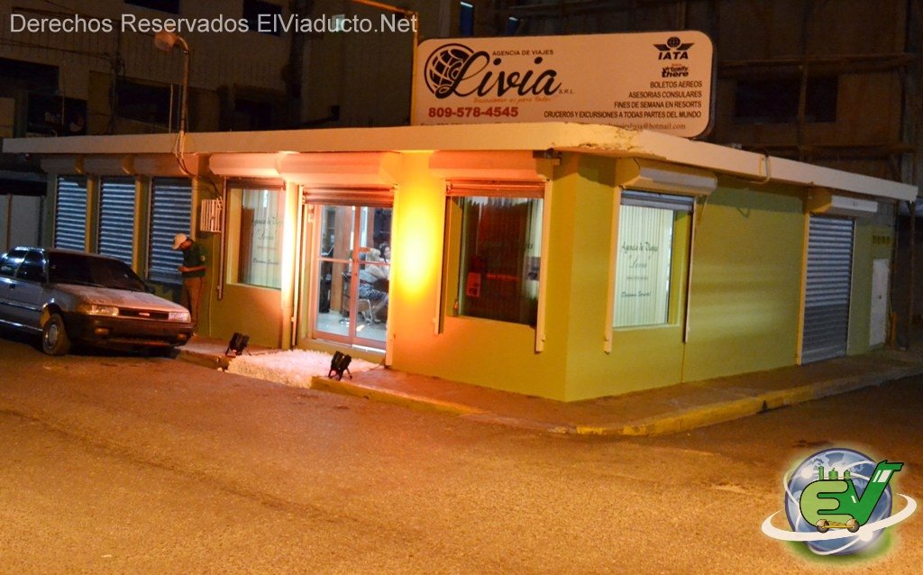 Vista nocturna de la oficina de la Agencia de Viajes Livia